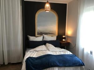 um quarto com uma cama grande e uma pintura na parede em Rheingauzuhause mit Privatpool em Oestrich-Winkel