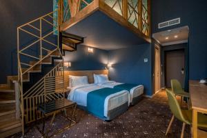 Rúm í herbergi á Gladius Inn Boutique Hotel by DNT Group