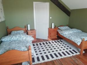 sypialnia z 2 łóżkami i 2 komodami w obiekcie Thunder Roadhouse w mieście La Mothe-Saint-Héray