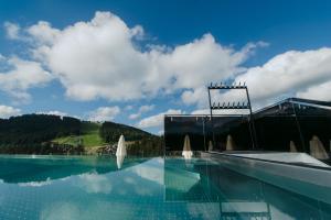 布克維的住宿－BUKA Apart-Hotel & SPA，一座蓝天云的游泳池
