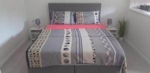1 dormitorio con 1 cama con edredón gris en Apartments Marino, en Senj