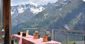 una mesa con cajas en la cima de una montaña en Skihütte Obererbs, en Elm