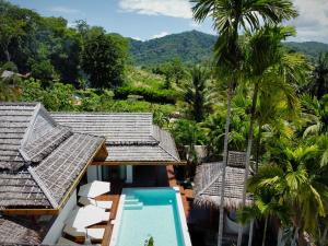 uma vista para um resort com uma piscina e palmeiras em Villa Vara - Tropical Pool Villa em Praia de Ao Nang