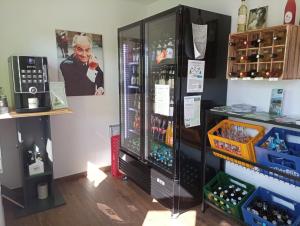 een koelkast gevuld met veel flessen wijn bij Fichtelpark in Kirchenlamitz