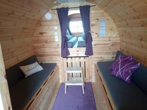 een tiny house met 2 bedden en een raam bij Fichtelpark in Kirchenlamitz