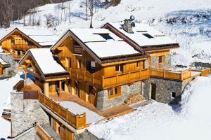 una vista aérea de una casa en la nieve en Chalet Kalliste spacieux Meribel 5 min des pistes avec Spa en Les Allues