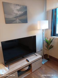 uma sala de estar com uma grande televisão de ecrã plano em Apartamento Piscina 2G by Urraca Suites Viveiro em Viveiro