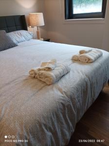 Łóżko lub łóżka w pokoju w obiekcie Apartamento Piscina 2G by Urraca Suites Viveiro