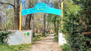 un panneau indiquant l'entrée des terrains de camping dans l'établissement Camping Paradis Bellerive, à Montfrin