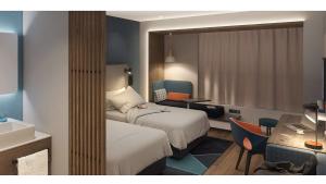 una camera d'albergo con 2 letti e una scrivania di Holiday Inn Express Shijiazhuang High-tech Zone, an IHG Hotel a Shijiazhuang