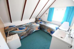 a room with a bed and a sink in it at Vrijvakantiehuis Blumstraat 1 in Aagtekerke