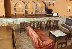 a bar with a table and chairs and a couch at Casa Rural Sierra Vicor in Sediles