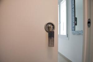 法诺Bed & Breakfast A Mare affitta camere的门厅的门上的钥匙
