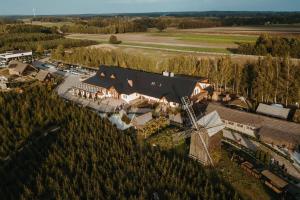 een uitzicht op een groot huis met een windmolen bij Apartament z wanną wolnostojącą in Stare Miasto