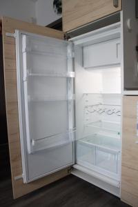 pusta lodówka z otwartymi drzwiami w kuchni w obiekcie apartmán Relax Frymburk w mieście Frymburk +20 zdjęć