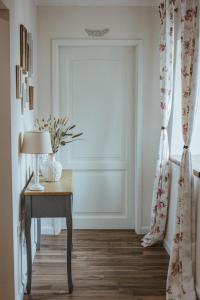 una habitación con una mesa con una lámpara y una puerta en Country house Oberfeld, en Vipava