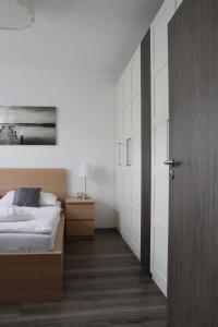 フリンブルクにあるapartmán Relax Frymburkのベッドルーム1室(ベッド1台付)、木製のドア