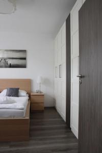 sypialnia z łóżkiem i drewnianymi drzwiami w obiekcie apartmán Relax Frymburk w mieście Frymburk