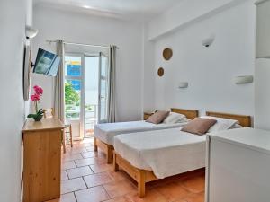 2 Betten in einem Zimmer mit Balkon in der Unterkunft Hotel Galini in Naoussa