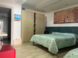 um quarto com 2 camas e uma colcha verde em CAMERA EDEN em Formia