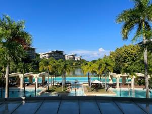 Bazén v ubytování Creys Condo 2 at Pico de Loro Cove nebo v jeho okolí