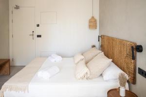 Postel nebo postele na pokoji v ubytování Apartamentos Top Secret Es Pujols - Formentera Vacaciones