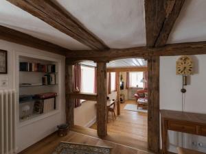 a living room with wooden ceilings and wooden beams at Haus Belchenwind in Münstertal