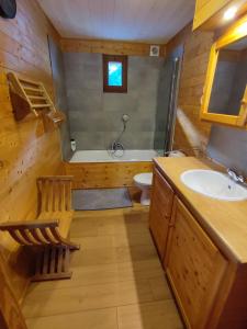 uma casa de banho com um lavatório, um WC e uma banheira em Le Mont Céleste em Nonceveux