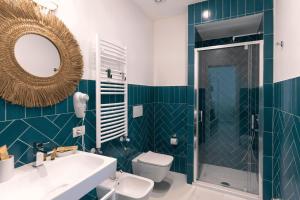 W łazience znajduje się umywalka, toaleta i lustro. w obiekcie Relais del Mare w Sorrento