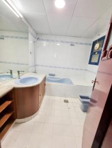 ein Badezimmer mit einem Waschbecken, einer Badewanne und einem WC in der Unterkunft Abu Dhabi Centre - Unique Room in Abu Dhabi