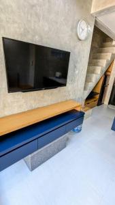 ein Wohnzimmer mit einem TV an der Wand in der Unterkunft Beji Loft in Dalung