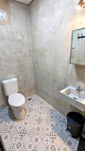 ein Bad mit einem WC und einem Waschbecken in der Unterkunft Beji Loft in Dalung
