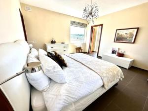 A bed or beds in a room at ZER- Spacious House with Terrace and Views