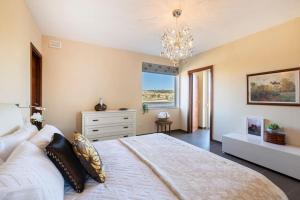 A bed or beds in a room at ZER- Spacious House with Terrace and Views