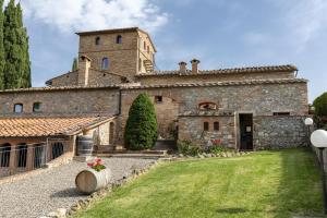 an external view of a castle with a yard at Suite Fattoressa in San Gimignano