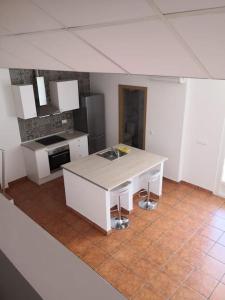 una vista aérea de una cocina con encimera en ▷ Modern house 5 min by car from the beach :), en Puzol