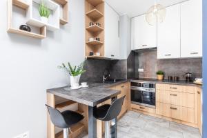 Kuchnia lub aneks kuchenny w obiekcie SuperApart Stalowa 39 Modern Unit with Kitchen & Wifi