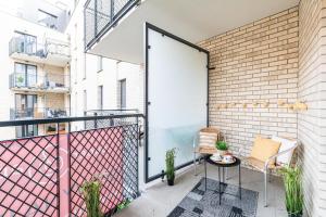 Balkon lub taras w obiekcie SuperApart Stalowa 39 Modern Unit with Kitchen & Wifi