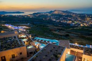 North Santorini - A Luxury Spa Hotel في بيرغوس: اطلالة جوية على المدينة ليلا