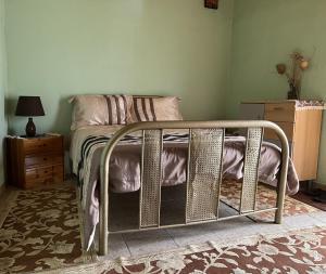 Ένα ή περισσότερα κρεβάτια σε δωμάτιο στο Urban House Koukouroumas