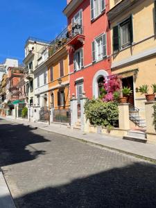 a city street with buildings on the side of the road at "La Piccola Londra "appartamento a Roma vicino a piazza del Popolo in Rome