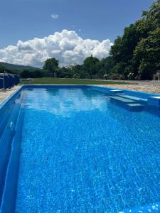 uma grande piscina azul com água azul em Къща за гости Мелницата em Elhovo