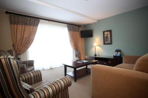 un soggiorno con divano, sedie e finestra di Halyards Hotel a Port Alfred