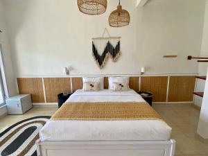 sypialnia z dużym białym łóżkiem z 2 poduszkami w obiekcie Bella Bali w mieście Uluwatu