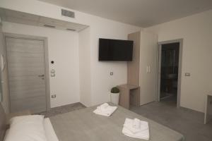 een slaapkamer met een bed met twee handdoeken erop bij B&B OASI SUL MARE San Salvo Marina in San Salvo