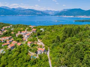 una vista aérea de una pequeña ciudad a orillas de un lago en Villa Toscana en Tivat