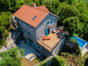 una vista aérea de una casa de piedra con piscina en Villa Toscana, en Tivat