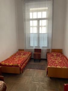 Ένα ή περισσότερα κρεβάτια σε δωμάτιο στο Firuza Hostel
