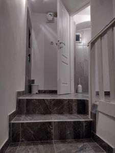 Łazienka z kabiną prysznicową obok umywalki w obiekcie Apartment ANGELOVE w mieście Senj