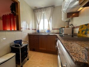 een keuken met een wastafel en een aanrecht bij ACV- Marina Trebol III-2ª Linea planta 1 sur-3 habitaciones in Oropesa del Mar